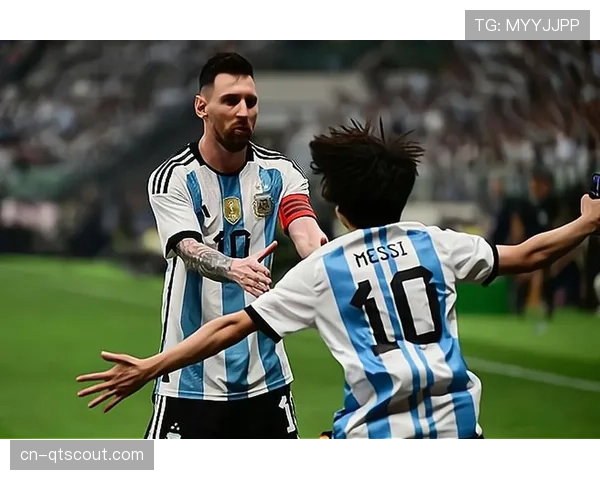 球迷冲入场内求婚,保安迅速带离,比赛短暂中断