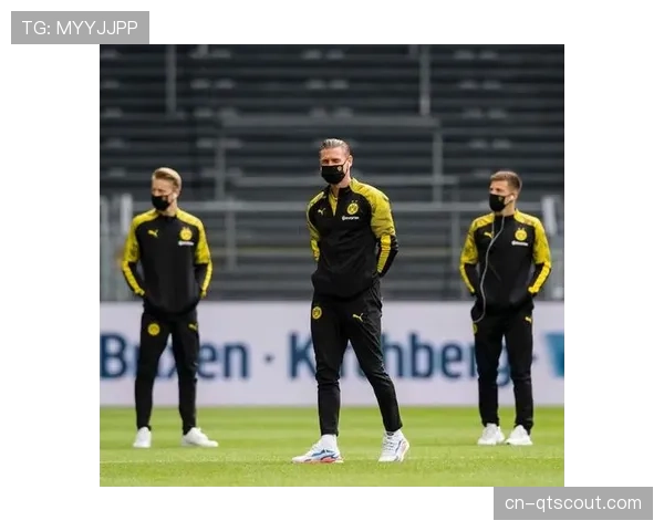 特写:门兴教练席,助理教练频繁向场上传达阵型收缩指令