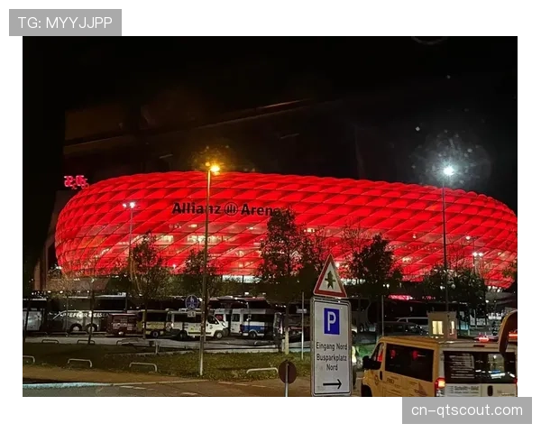 安联球场南看台巨型TIFO展示拜仁34冠成就，球迷高唱-We are the champions-